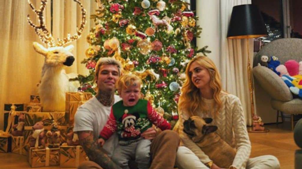 fedez chiara ferragni leone ferragni sotto l'albero di natale