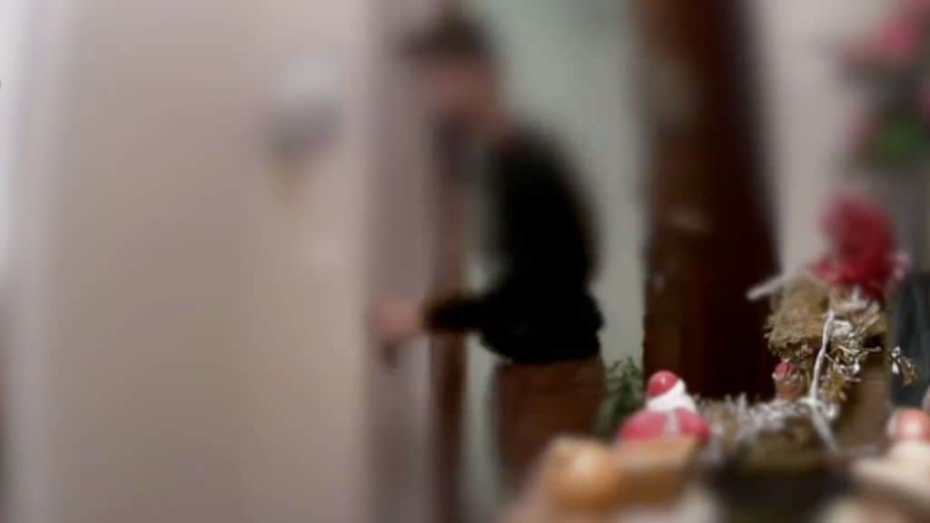 ladro in una casa vicino al presepe