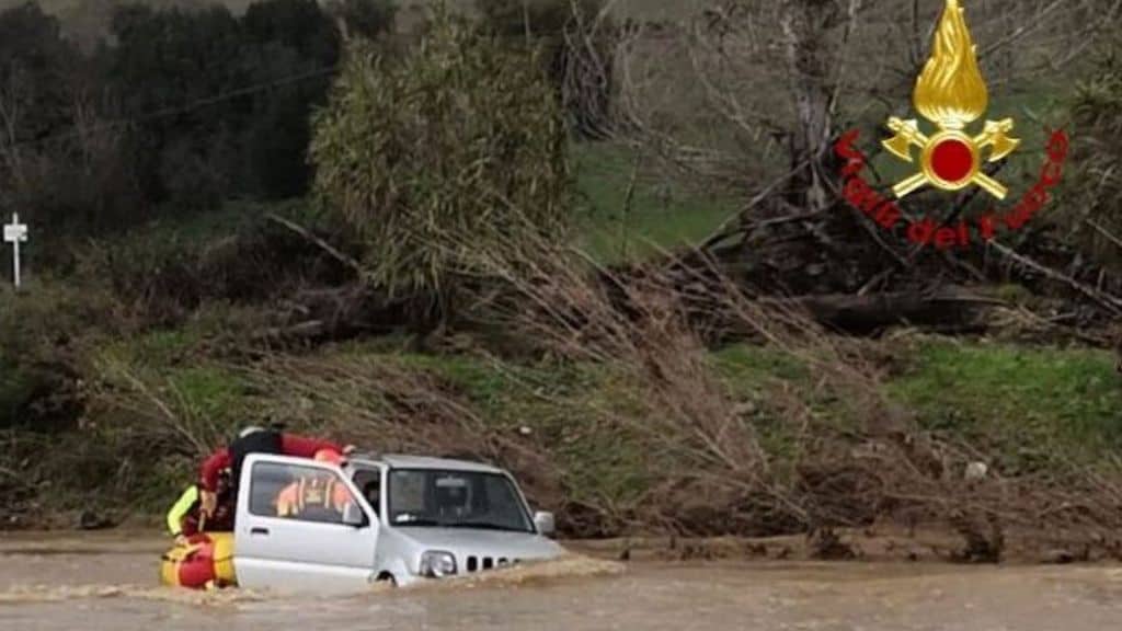 Il maltempo continua a flagellare l’Italia. Allerta in diverse regioni. In Toscana si cerca un motociclista disperso caduto nel fiume. Allerta rossa in Liguria