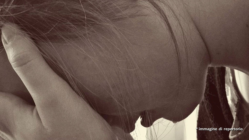 mano di donna che piange