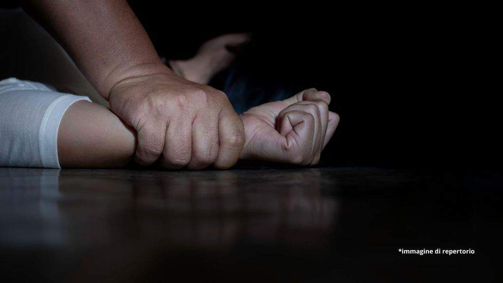 mano di una ragazza durante la violenza