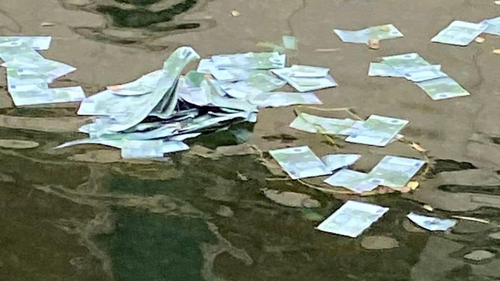 banconote sul naviglio