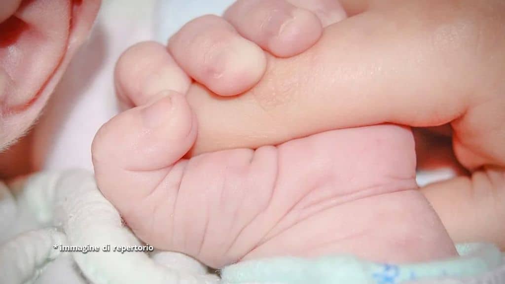 neonato in culla