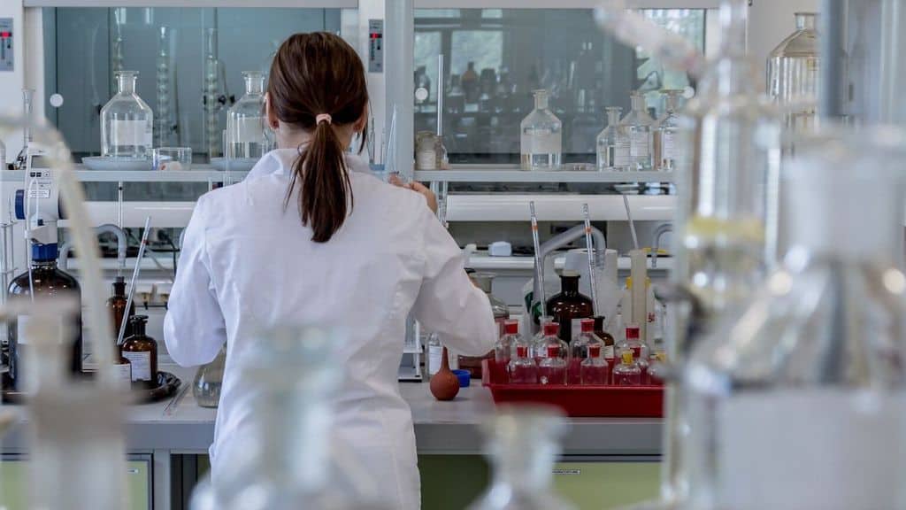 una ricercatrice di spalle in laboratorio