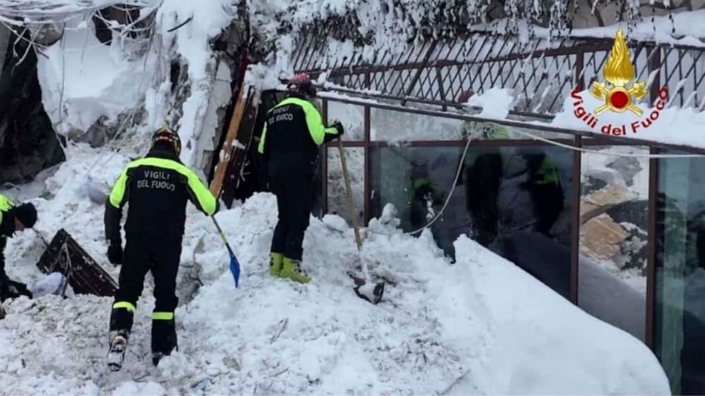 i soccorritori all'hotel rigopiano