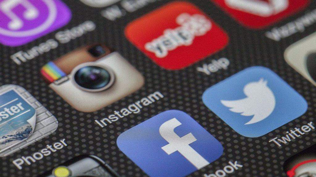 L’era dei social network, da Facebook a Tik Tok: come è nata l’ossessione per la condivisione