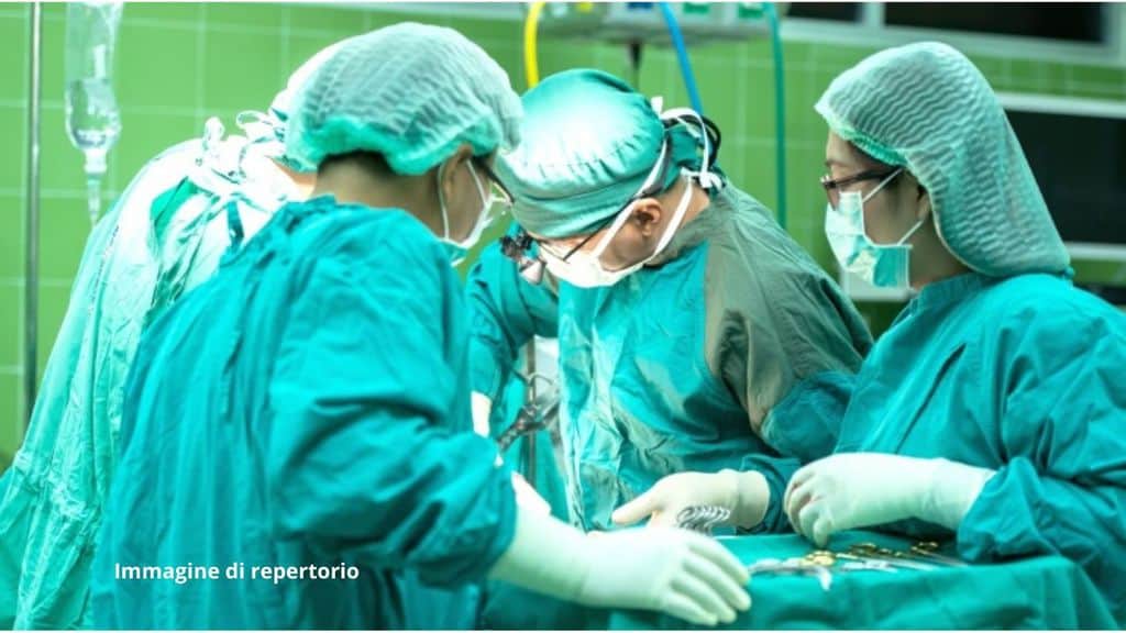 Straordinario intervento di chirurgia: nasce senza testicoli, gli trapiantano il testicolo dal fratello gemello, ora potrà procreare. Grande successo di un team internazionale di chirurghi