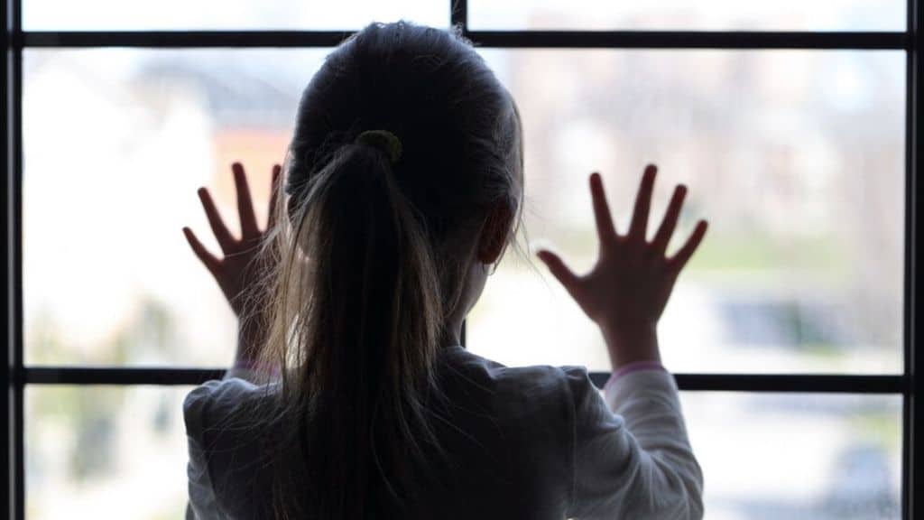 Legnano, 32enne molesta la figlia di 4 anni: la moglie lo scopre grazie a delle telecamere nascoste installate in casa