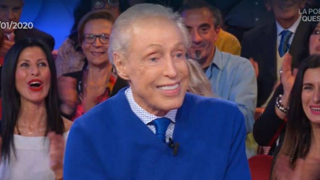 Renato Balestra sorridente in primo piano