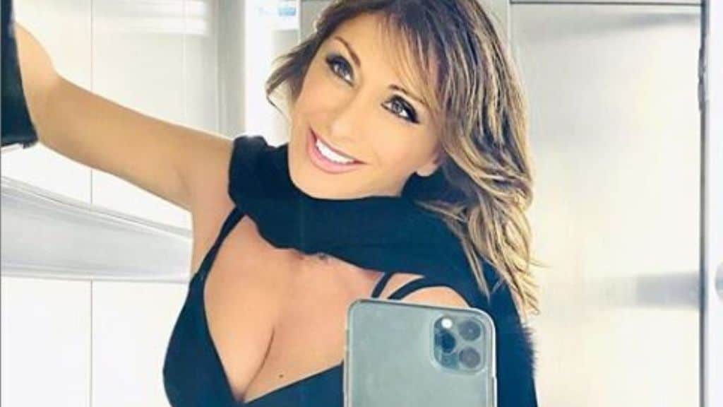 Sabrina Salerno si scatta un selfie allo specchio