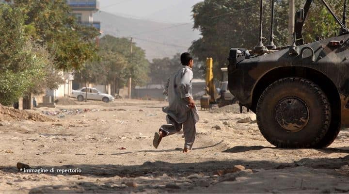 Bambino per strada in Afghanistan