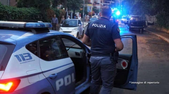 Auto della polizia e poliziotto