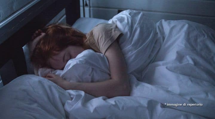 donna che dorme nel letto