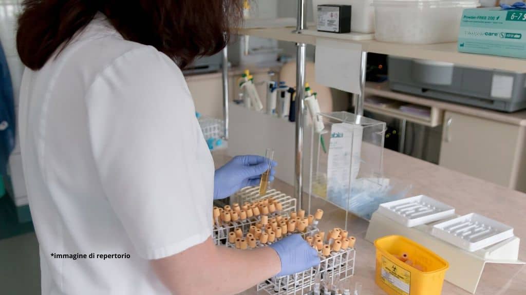 dottoressa che fa analisi in laboratorio