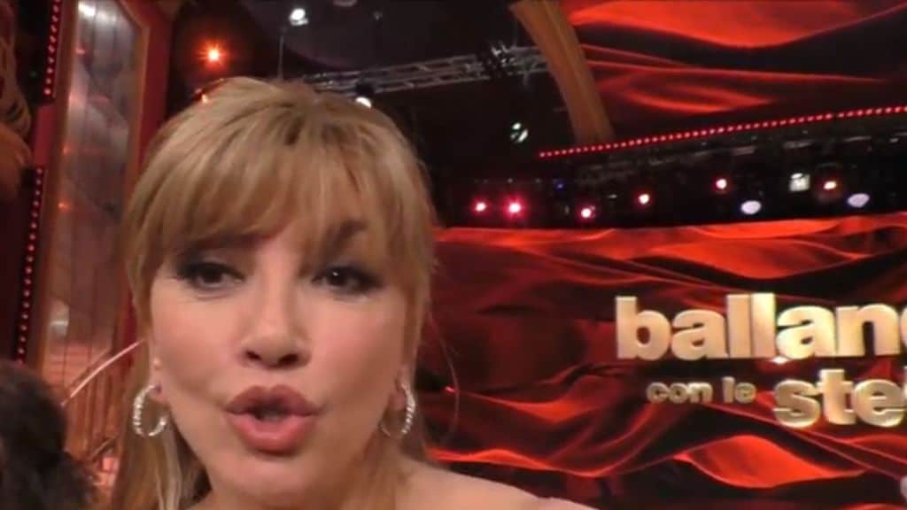 lo studio rosso di ballando con le stelle e in primo piano Milly Carlucci