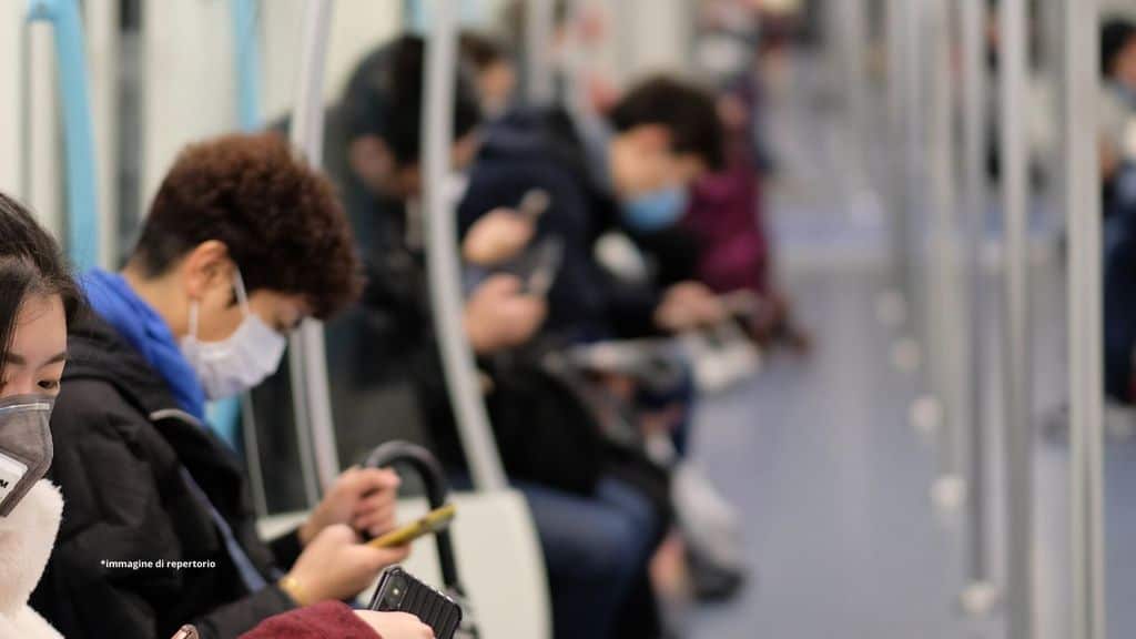 persone in metro