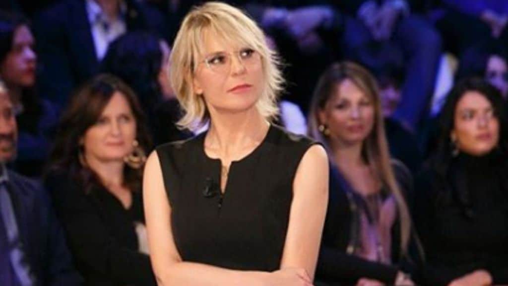 maria de filippi, mezzo busto, in piedi, mentre con un braccio piegato si tocca il gomito dell'altro braccio