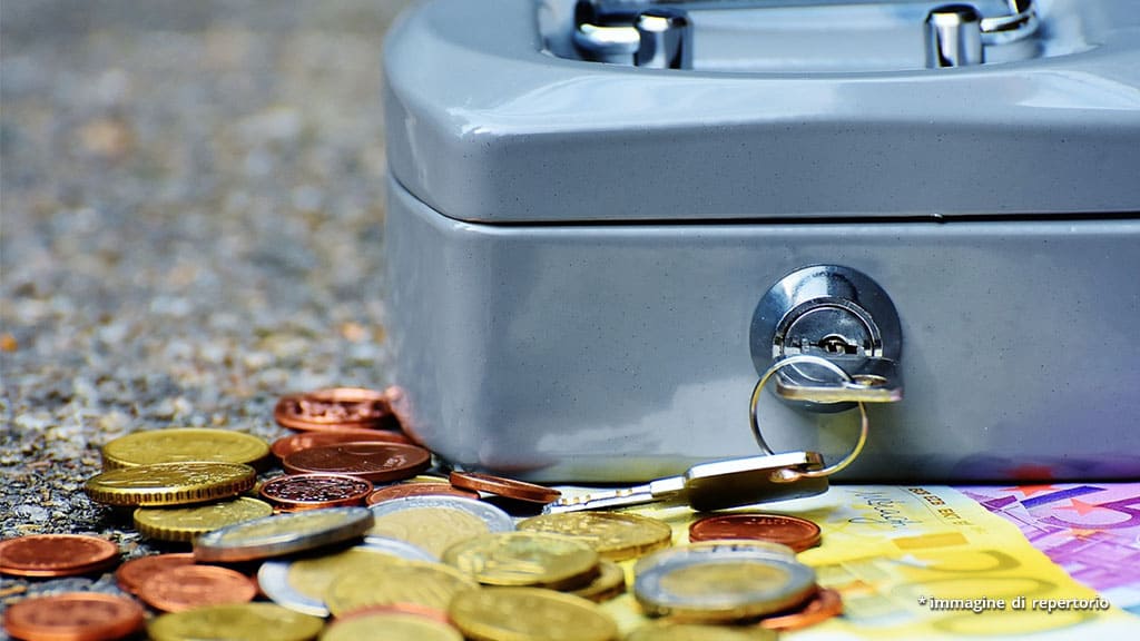 monete, banconote e salvadanaio