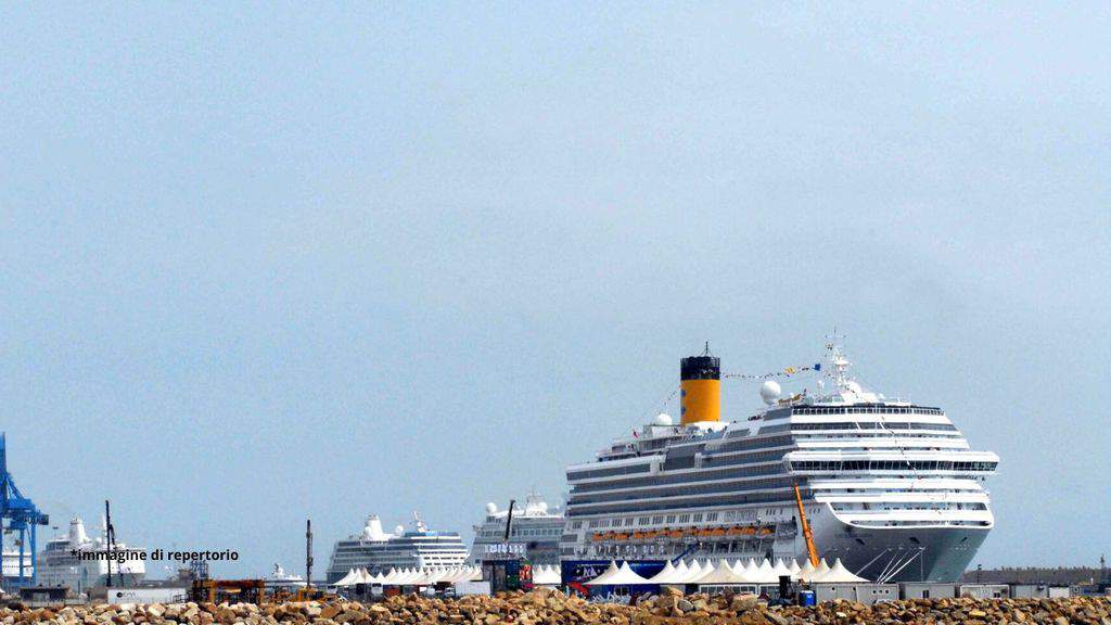 nave da crociera ferma nel porto