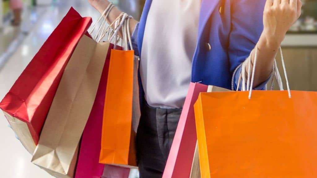 donne con borse per lo shopping
