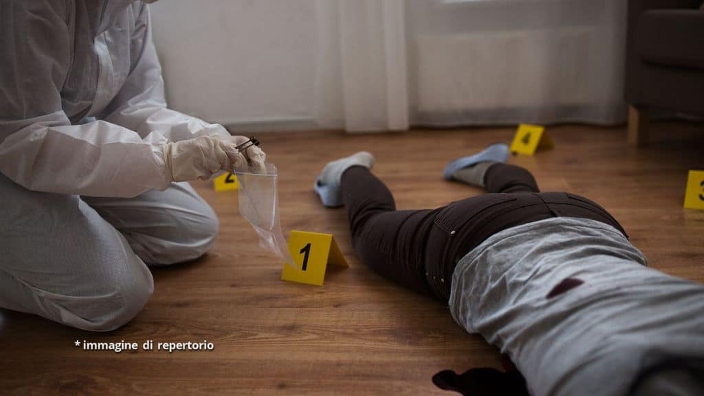 agente della scientifica al lavoro