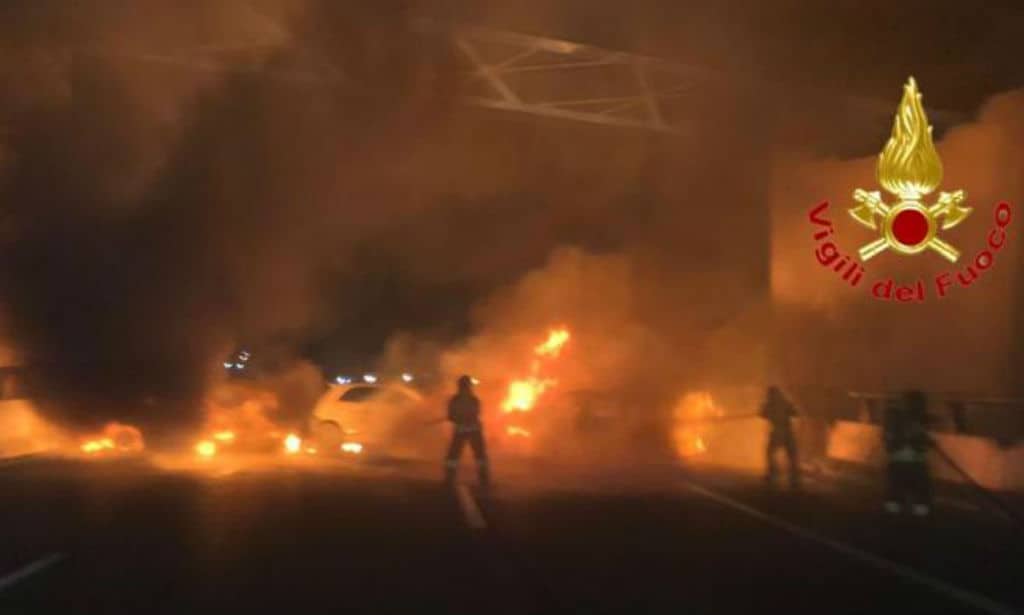 auto in fiamme