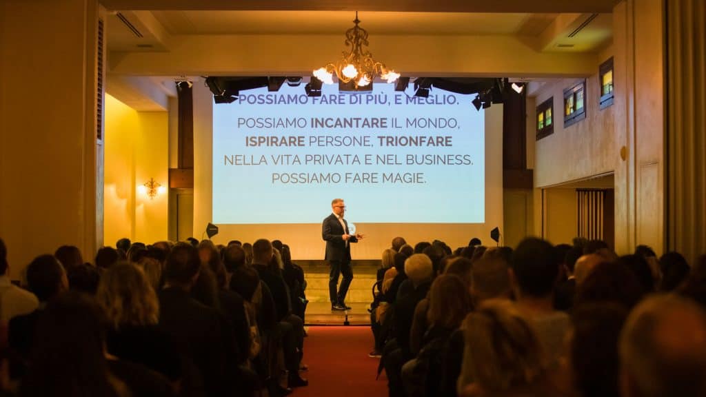 Paolo Borzacchiello sul palco dell'evento "A lezione con Leonard Want"