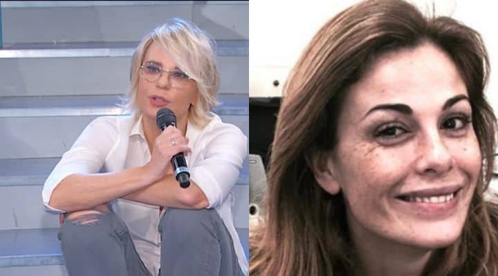 Maria De Filippi seduta sulle scale e Vanessa Incontrada sorridente in primo piano