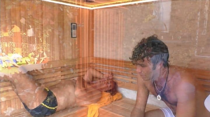 Paolo Ciavarro ed Antonio Zequila nella sauna del Grande fratello Vip