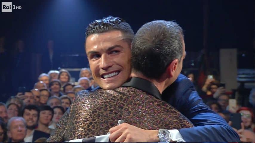 L'abbraccio di Amadeus e Cristiano Ronaldo in platea