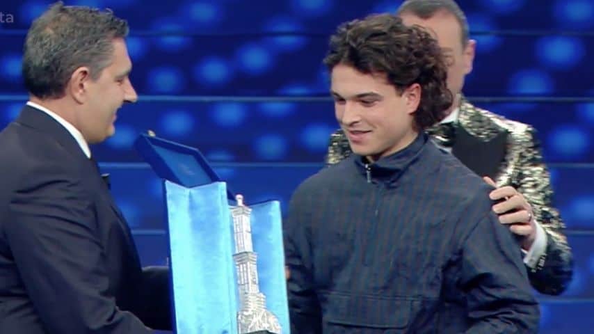 Giovanni Toti consegna il premio al vincitore delle Nuove Proposte: Leo Gassmann