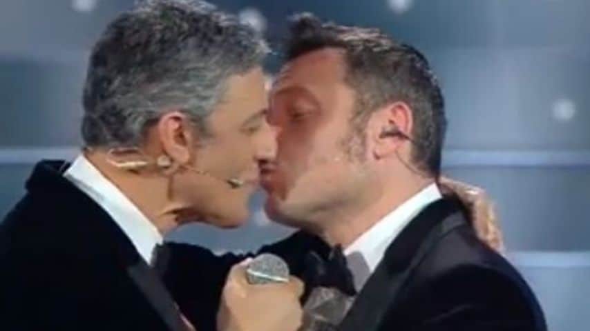 Il bacio tra Fiorello e Tiziano Ferro