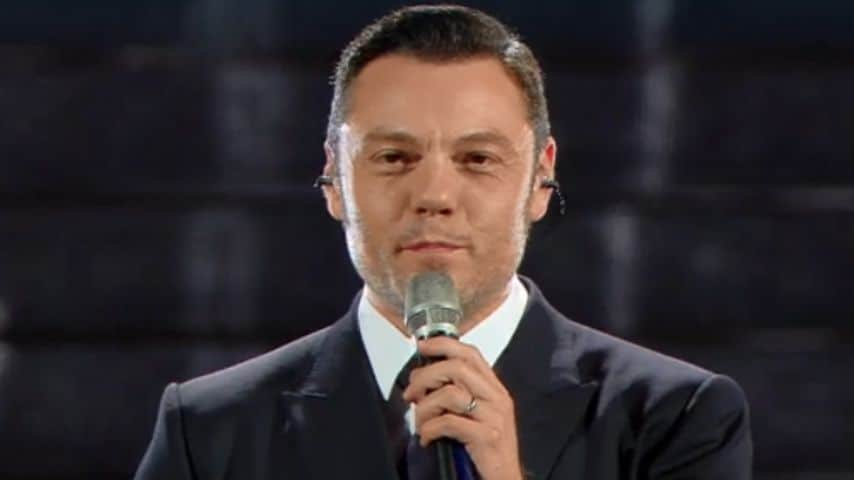 Tiziano Ferro incanta con un medley dei suoi più celebri successi