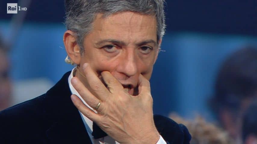 Fiorello mostra il trucco per apparire magri in foto