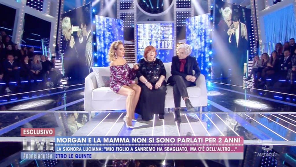 barbara d'urso la madre di morgan e il cantante a Live