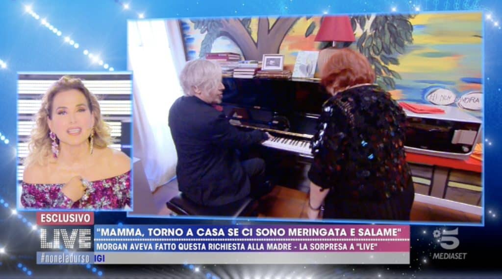 morgan e la madre suonano il pianoforte a live