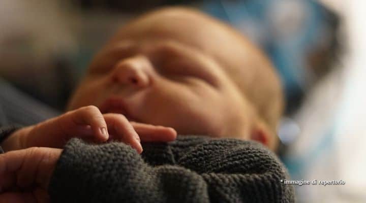 Neonato che dorme