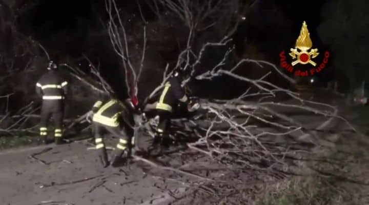 Vigili al lavoro dopo la tempesta Ciara