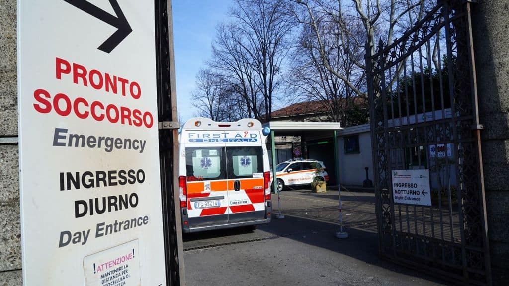 ambulanza entra in ospedale