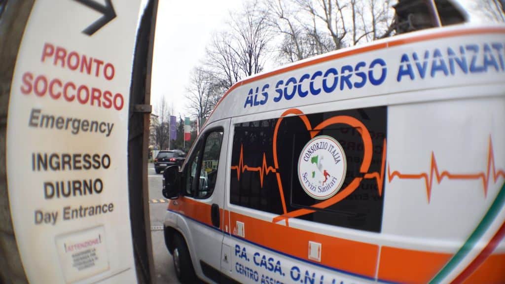 un'ambulanza fuori dal pronto soccorso