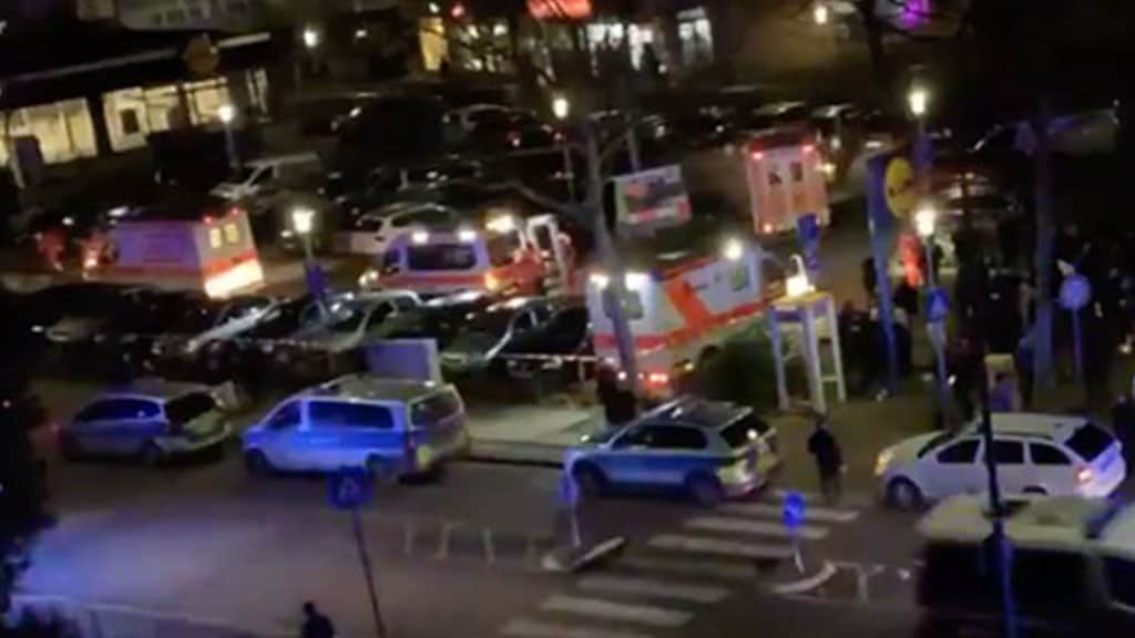 ambulanze dopo la sparatoria in Germania ad Hanau