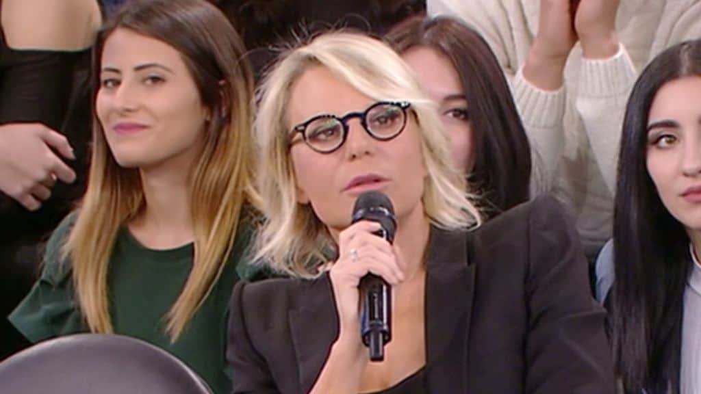 maria de filippi col microfono in mano