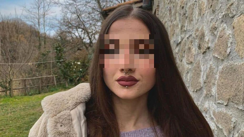 aurora grazini primo piano pixelato