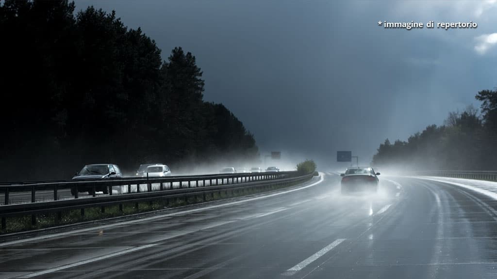 auto su strada bagnata