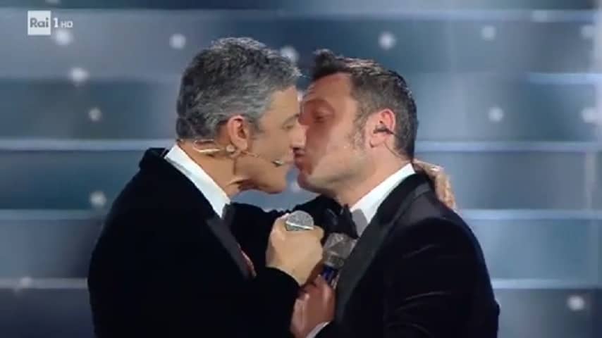 Fiorello e Tiziano Ferro bacii