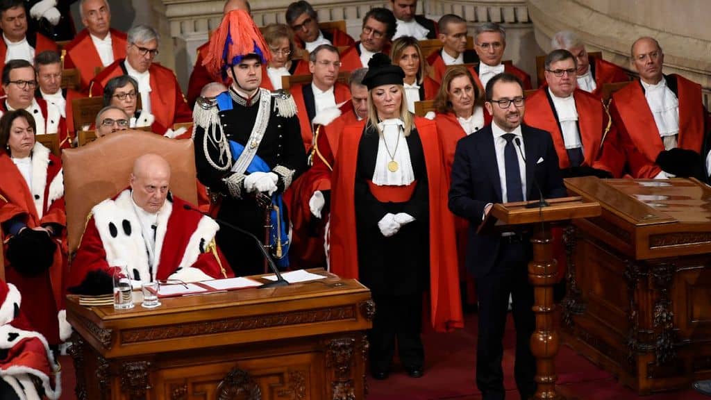 La riforma del ministro della Giustizia Bonafede sulla prescrizione non piace agli avvocati, che a Napoli protestano in manette