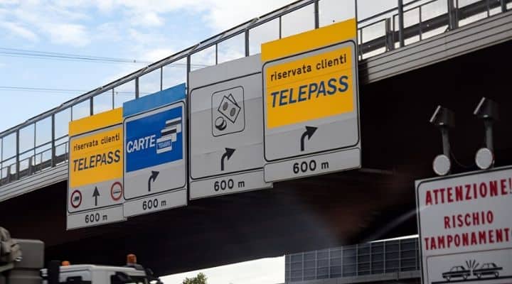 Cartelli di un casello in autostrada