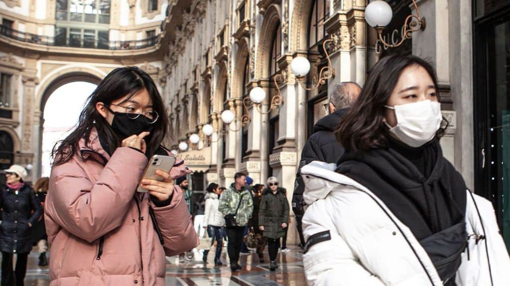 persone con mascherina sterile a Milano