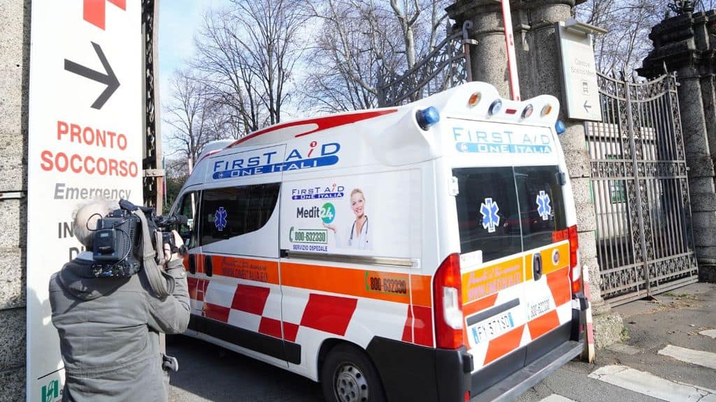 ambulanza entra in ospedale