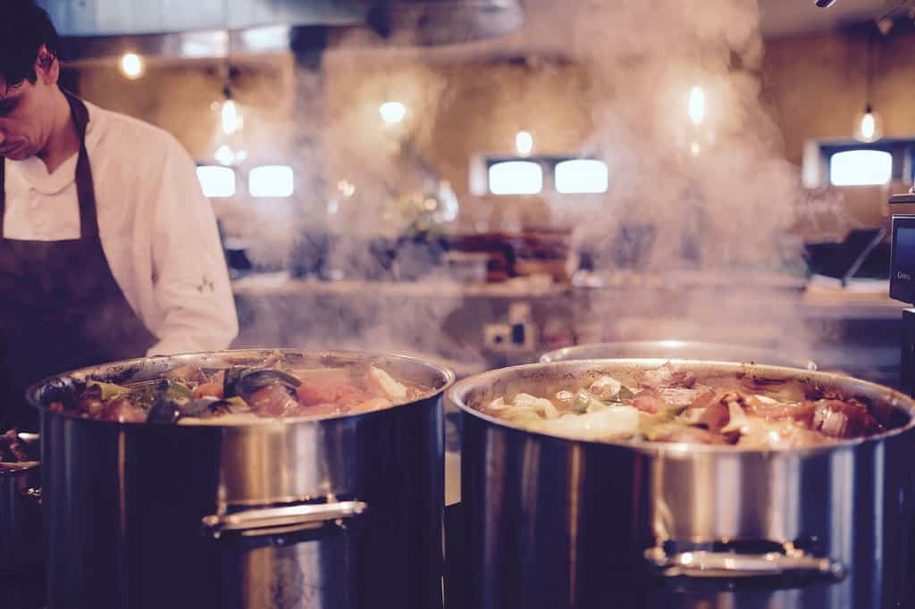 Cuoco in cucina